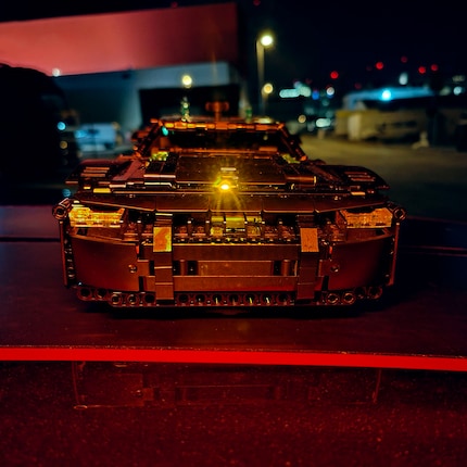 Il paraurti del modello Lego è lo stesso del film, ma il resto delle forme è abbastanza dissimile dall’auto della pellicola.