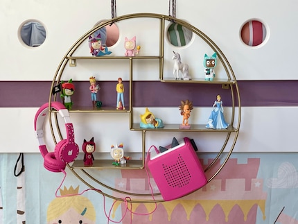 Notre famille de Tonies est temporairement accrochée au lit superposé des enfants.
