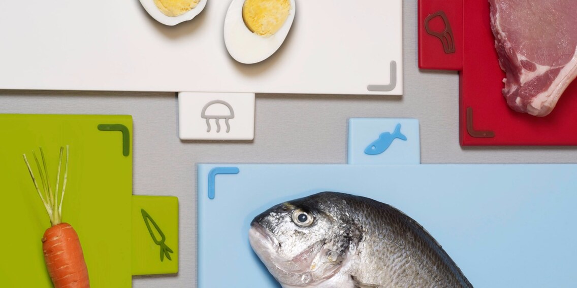 Séparation des aliments: une planche à découper par genre de nourriture