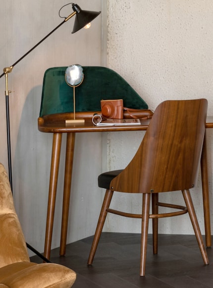 Dimensionen: 110 x 56.5 x 102 cm | Material: Esche, Kunststoff | Bild: Dutchbone