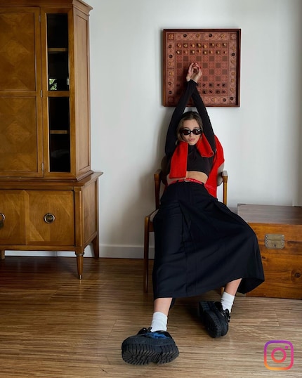 YouTuberin Emma Chamberlain trägt ihre besockten Loafer zum Rock. Bild: Instagram @emmachamberlain