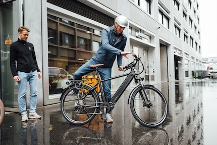 Inforcare la bici e via: dopo il briefing, inizia il mio primo giro in e-bike.
