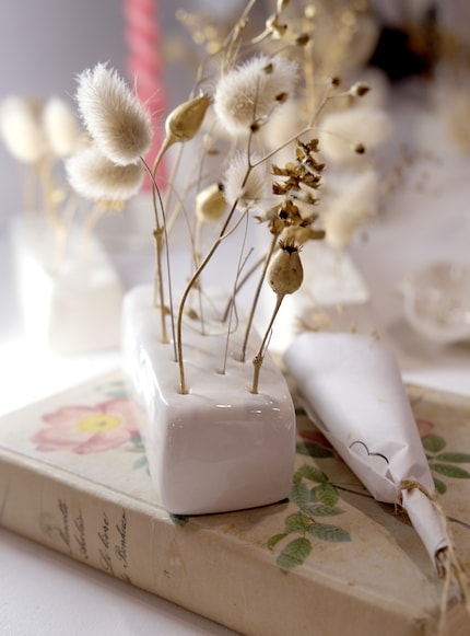 Porcelaine Moderne reinvents the bouquet by creating space between the individual stalks.