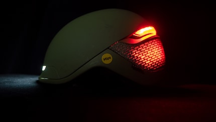 Anteriormente il «Faro» offre un’ottima illuminazione e lampeggia in modo visibile. Dietro puoi scegliere se attivare o meno i LED lampeggianti nascosti sotto a quella che assomiglia a una griglia elettrica.