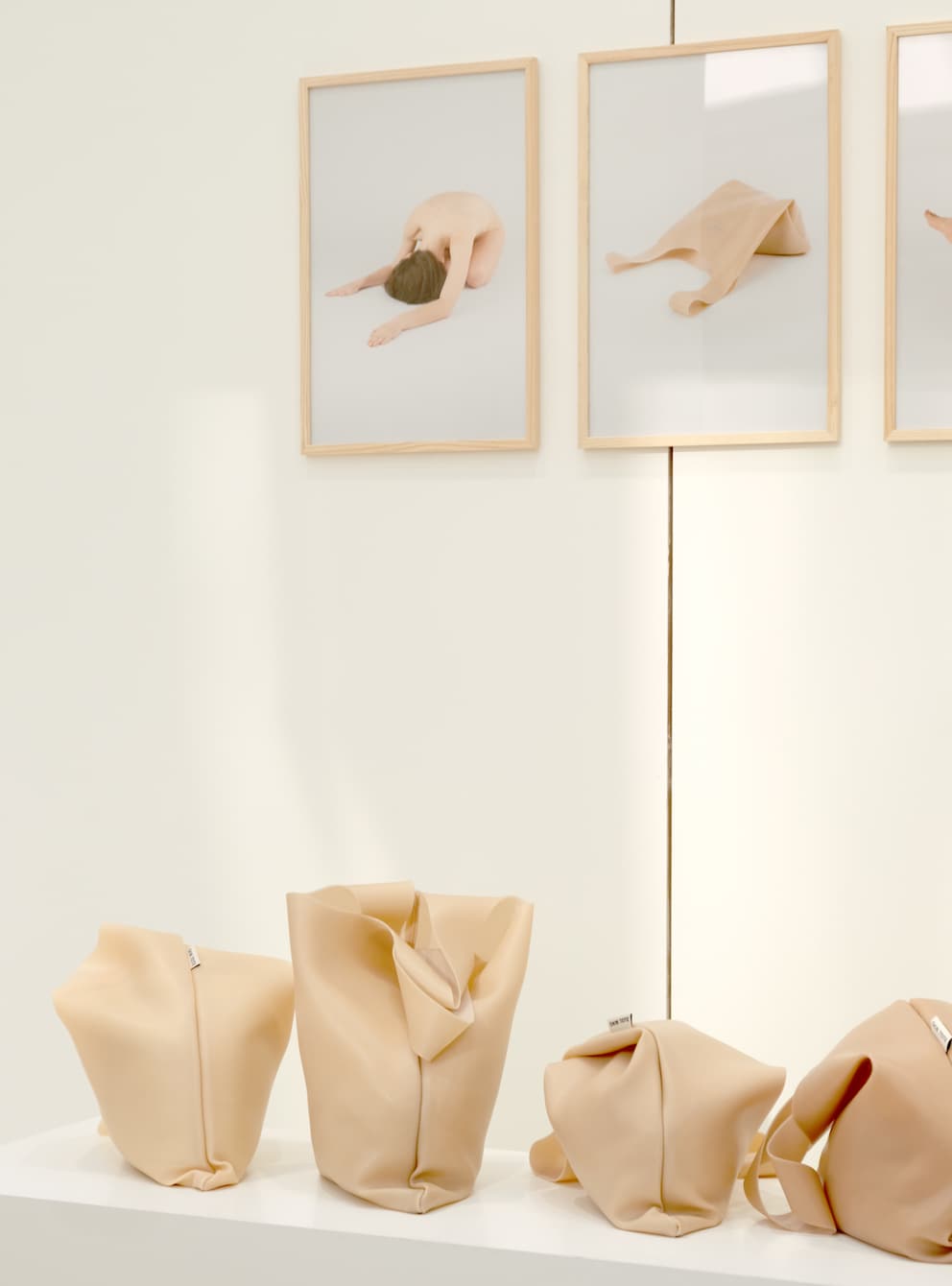 Um Haut bestmöglich darzustellen, hat Yuma Kano für ihre Taschen Silikon gewählt.