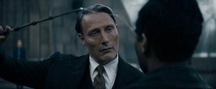 Mads Mikkelsen nei panni di Gellert Grindelwald è uno dei punti forti del film.