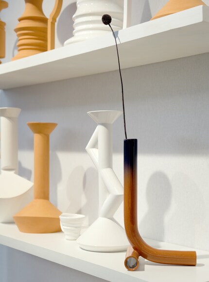 Vases with narrow necks direct your eyes to the flower – and become one with it.