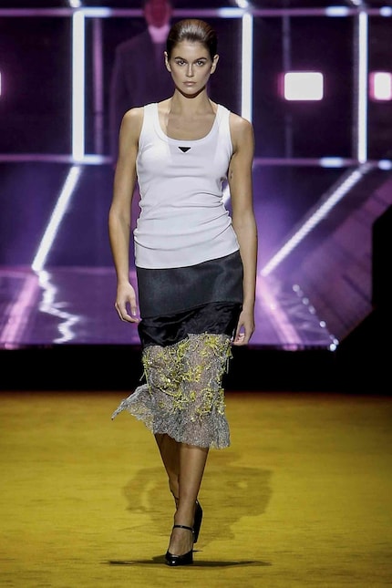 Cindy Crawfords Tochter Kaia eröffnet den Catwalk.