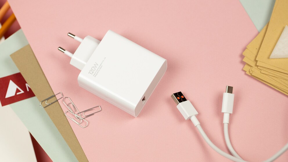 Der HyperCharge-Adapter ist ein echter Klotz, aber er ist superschnell! / © NextPit