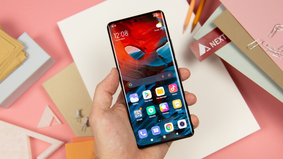 Der gebogene Bildschirm des Xiaomi 12 Pro hat eine maximale Helligkeit von 1.500 nits / © NextPit
