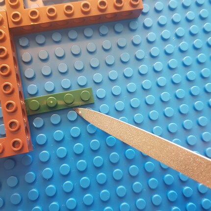 Grâce à la lime à ongles, j'ai pu séparer les pièces mal assemblées.