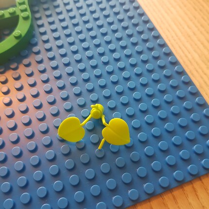 Oups : j'ai cassé un bout de la plante. Heureusement, il y a tellement de plastique vert qu'on ne le remarque même pas.