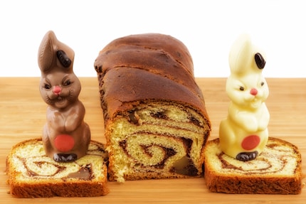 Il coniglio nella torta: invece del cioccolato da cucina, usa semplicemente un coniglietto di cioccolato per la tua torta.