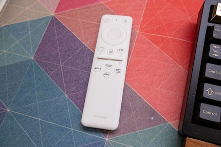 La télécommande est réduite à l’essentiel.
