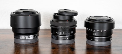 Beim f/1,8 (links) verdeckt die umgekehrte Sonnenblende den Fokusring. Ist auch ein Blendenring vorhanden, wie rechts beim 24mm f/2,8 wird auch der verdeckt. Nicht aber beim 50mm f/2,5 (Mitte): Diese Gegenlichtblende braucht wenig Platz und bleibt immer in Betriebsposition.