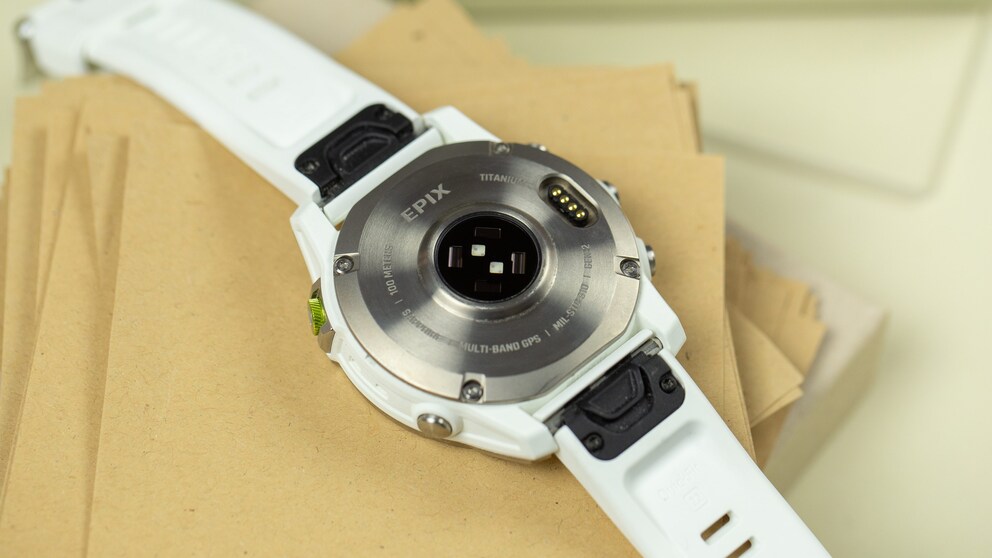 Die Epix 2 lässt sich über den gleichen vierpoligen Anschluss aufladen wie viele aktuelle Garmin-Uhren im mittleren bis oberen Preissegment. / © NextPit