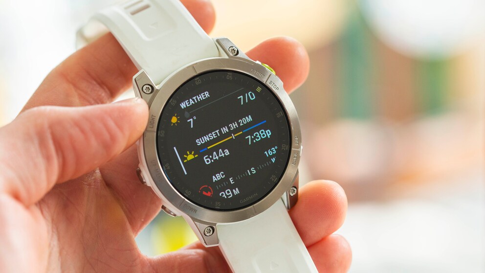 Die zahlreichen Widgets sind im Alltag praktisch. Hier seht Ihr beispielsweise Wettervorhersage, Sonnenuntergang-Meldung und Kompass. Ein Fingertipp zeigt jeweils weitere Details. / © NextPit