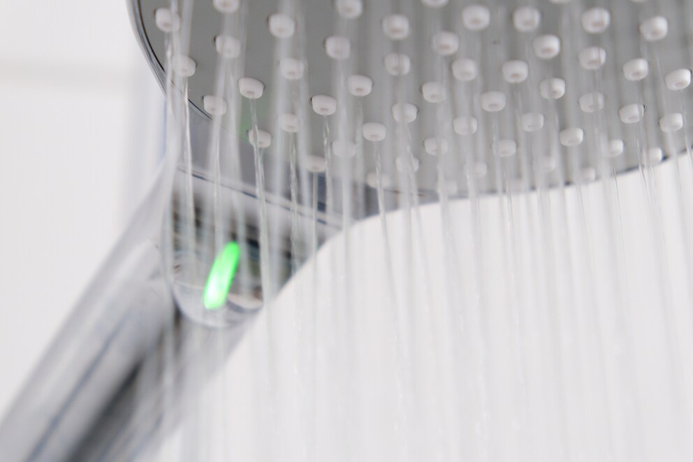 Hier ist noch alles im grünen Bereich. Die LED am Anfang des Duschvorgangs. Dusche ich zu lange, wechselt die Farbe in den «gefährlichen» Bereich.
