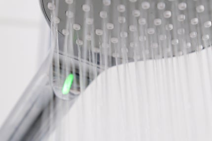 Hier ist noch alles im grünen Bereich. Die LED am Anfang des Duschvorgangs. Dusche ich zu lange, wechselt die Farbe in den «gefährlichen» Bereich.