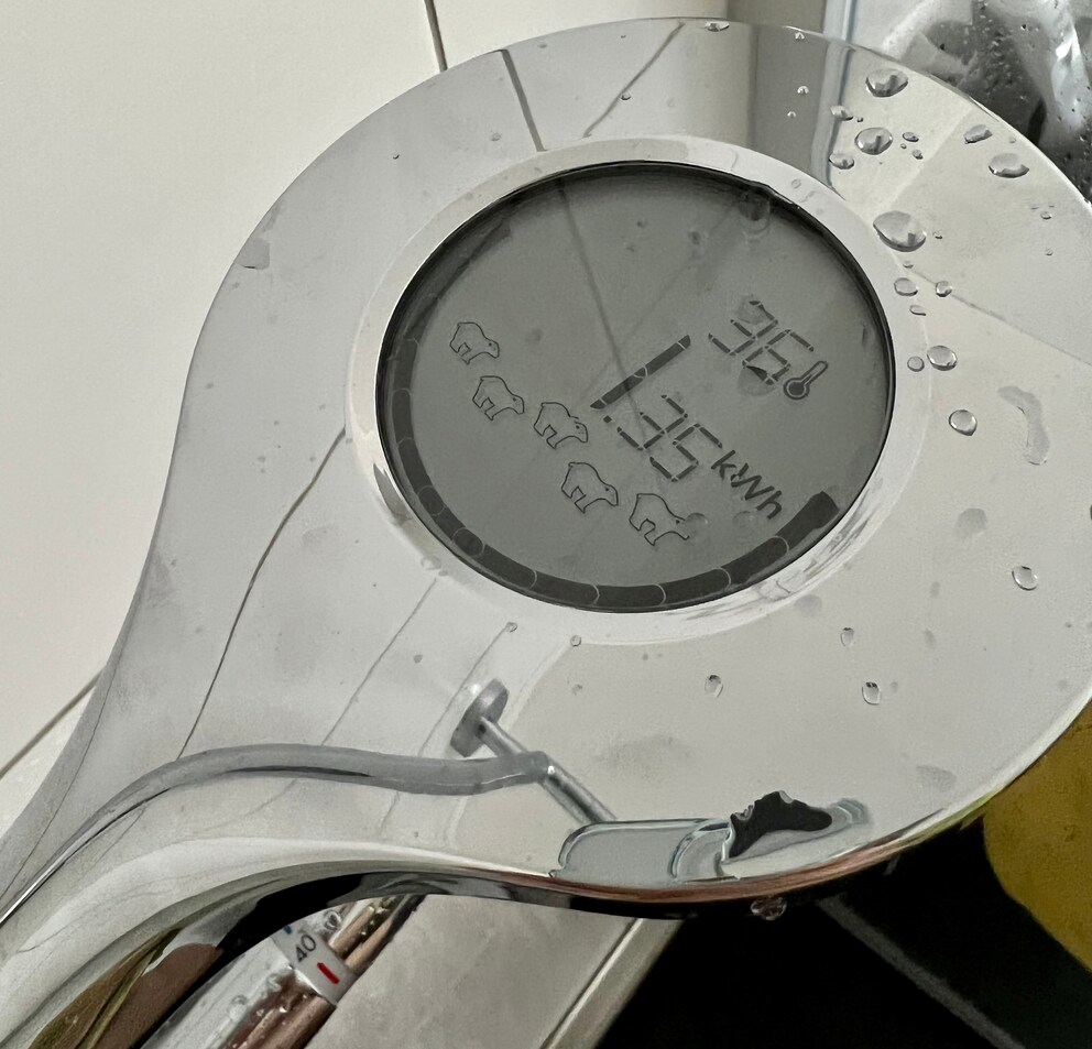 Auf dem Display sehe ich auch, wie warm im Durchschnitt das Wasser war. Und wie viel Energie dafür nötig war.