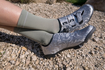Among various other colours, «Shimano SH-RX800» is available in silver camouflage print.