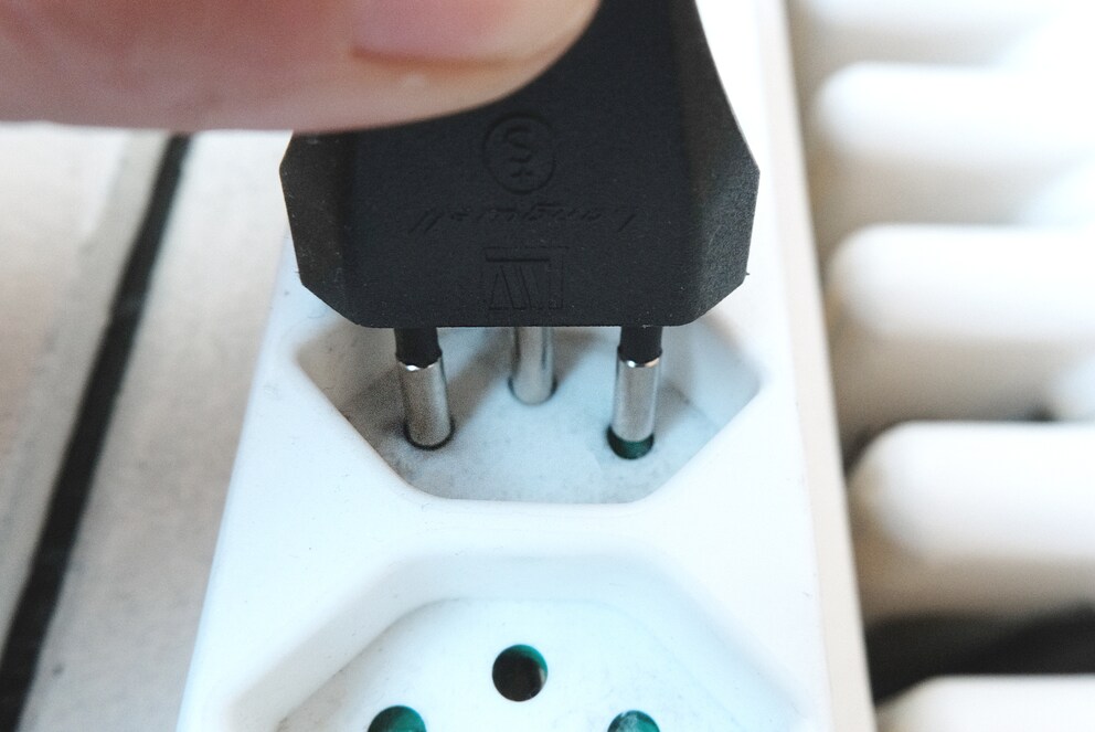 De cette manière ça ne marche pas, car les deux broches ne touchent pas les clapets en plastique. Il devrait suffire de faire balancer légèrement la prise.