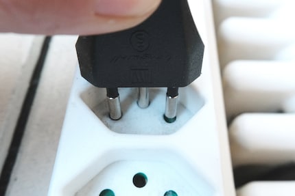 De cette manière ça ne marche pas, car les deux broches ne touchent pas les clapets en plastique. Il devrait suffire de faire balancer légèrement la prise.