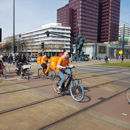 A Rotterdam, durante i due giorni di soggiorno non ho visto quasi nessun ciclista con il casco.