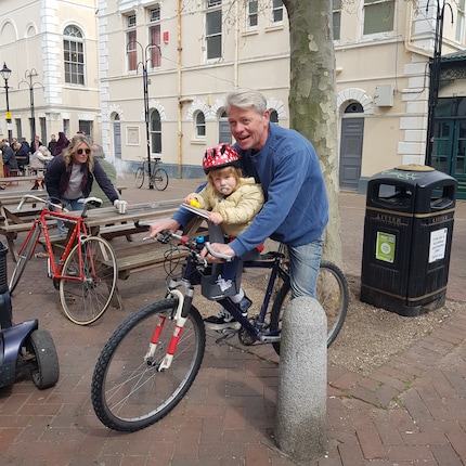Paul va in giro per Margate con sua figlia Nellie Bee – ma almeno lei indossa un casco.