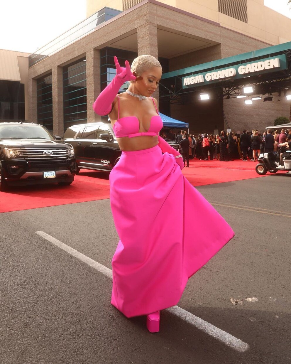 Rapperin Saweeties Award-Look ist von Valentino.