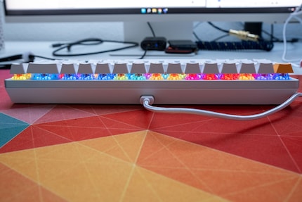 La GMMK 2 da dietro con la porta USB-C posizionata centralmente e il cavo incluso.