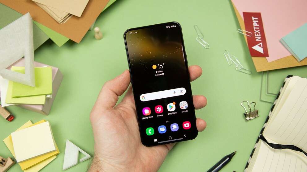 De face, le Samsung Galaxy S22 ressemble à s'y méprendre au S21. / © NextPit