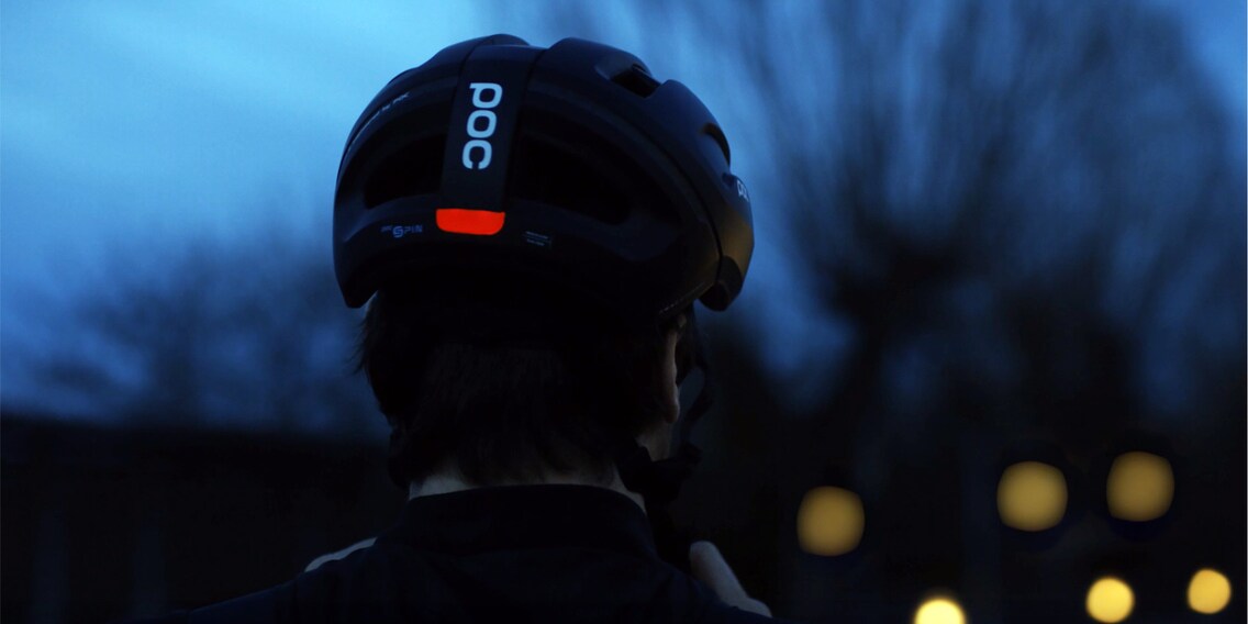 Toit solaire sur le casque de vélo : le Poc Omne Eternal s'éclaire sans devoir se brancher sur le câble de charge