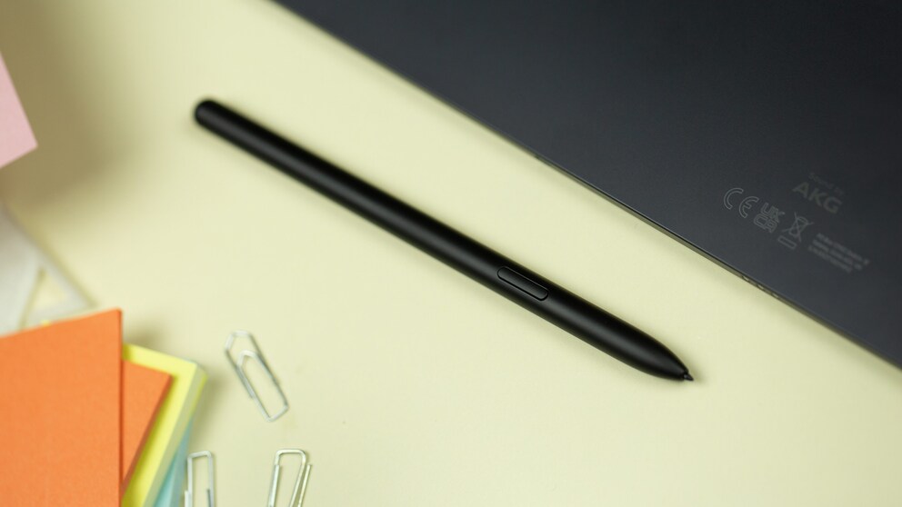 Der S Pen ist tatsächlich dicker als das Tablet selbst.  / © NextPit