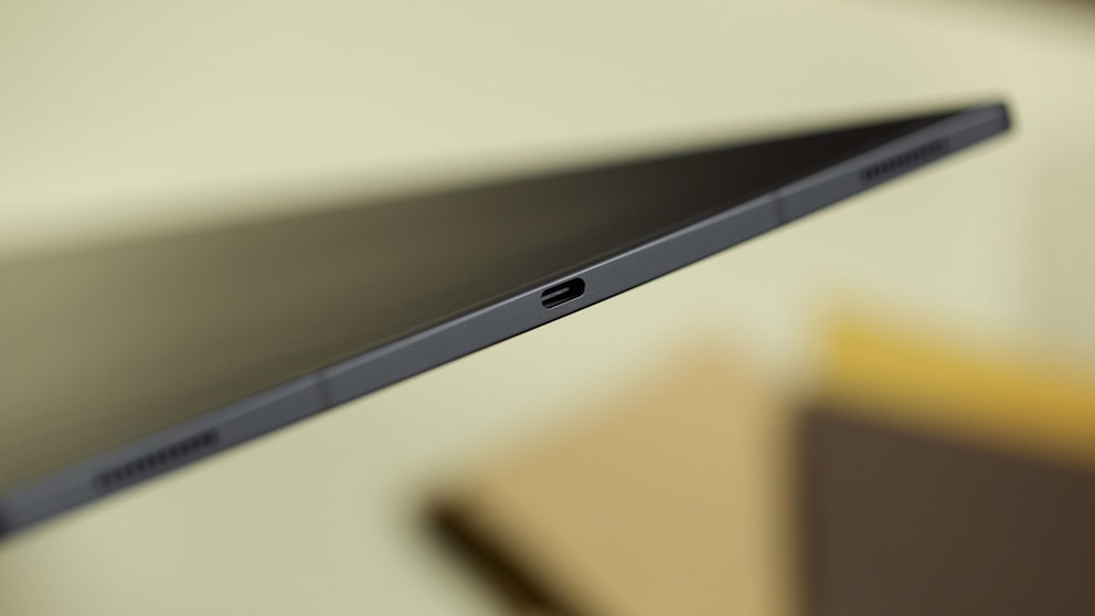 Das Tab ist nur 5,5 mm dünn – aber ein USB-Typ-C-Anschluss hat zum Glück doch noch gepasst. / © NextPit