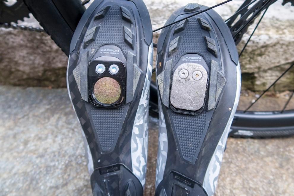 Links: mit Schuhplatte strong fürs Gravelpedal. Rechts: mit Standardschuhplatte fürs Ultra.