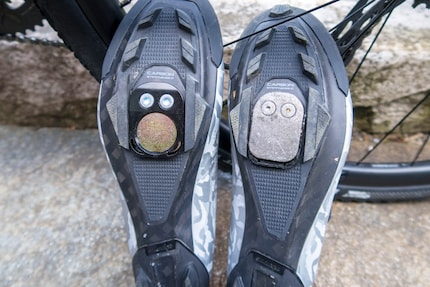 Links: mit Schuhplatte strong fürs Gravelpedal. Rechts: mit Standardschuhplatte fürs Ultra.