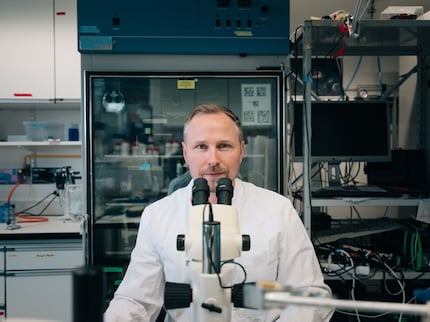 Collin Ewald dans son laboratoire à Schwerzenbach ZH.