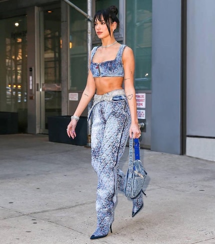Sängerin Dua Lipa von Kopf bis Fuss in Diesel. 