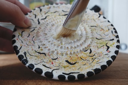 Usa un pennello per togliere la pasta d’aglio.