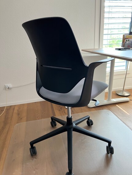 Avec son beau dossier, cette chaise saura vous charmer. Mais veillez à ne pas y laisser vos doigts.