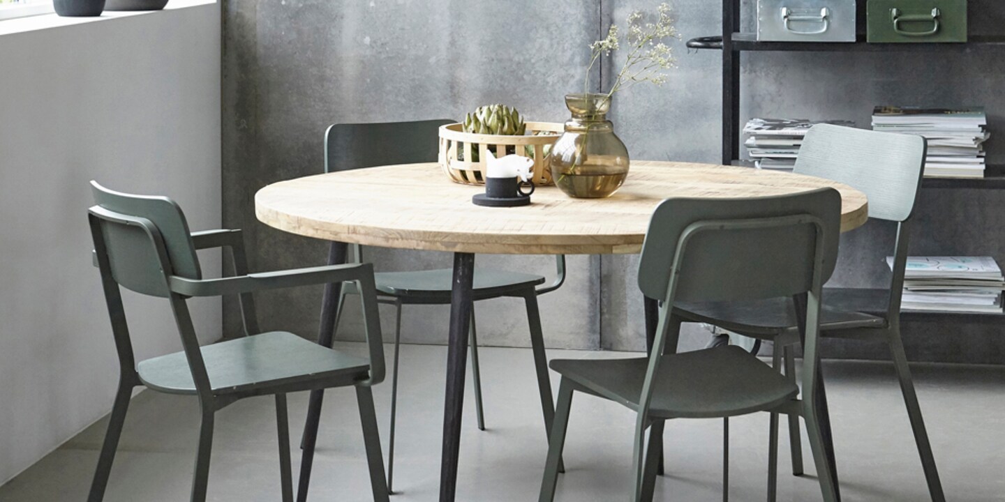 Table petite et raffinée signée house doctor avec pieds en métal et plateau en bois de manguier.