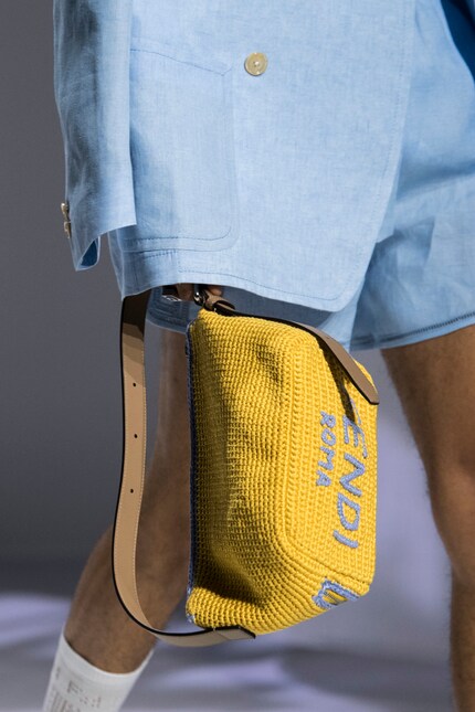 Fendi präsentiert in der Sommerkollektion 2021 diverse Häkeltaschen.