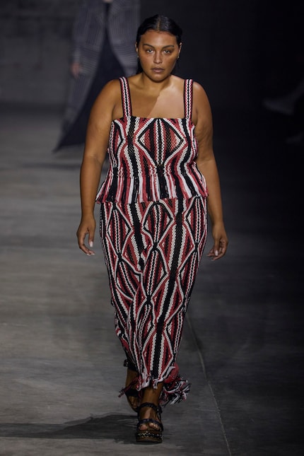 Paloma Elsesser in einem Crochet-Ensemble aus der Sommerkollektion 2022 von Gabriela Hearst.