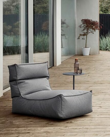 I prendisole, le sdraio e i pouf di Blomus sono realizzati in materiale tessile resistente alle intemperie e ai raggi UV.