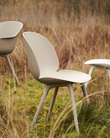 L'iconica Beetle Chair può ora stare tranquillamente all'aperto grazie alla protezione dai raggi UV. Immagine: Gubi