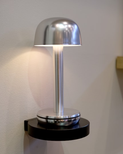 Diese Lichtquelle zum Mitnehmen unterstreicht einen Bereich und glänzt dabei mit elegantem Look.