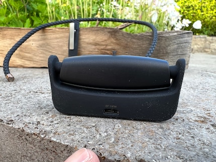 Recharge avec étape supplémentaire : le modèle M1 de l’Airvida se recharge dans une sorte de station. D’ailleurs, ma photo prouve que j’ai utilisé l’Airvida au plus fort de la saison pollinique. Tous ces points résultent de la floraison du colza.