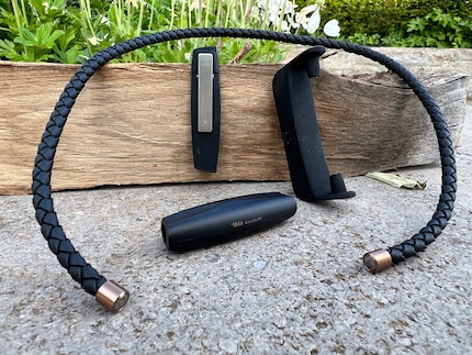Le kit de l’Airvida M1 comprend une pince à épingler au col de chemise.