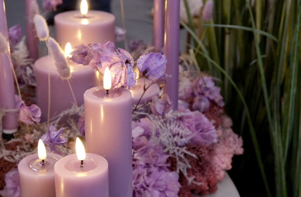 Stilgerecht: Pastellfarbene Kerzen haben etwas Elegantes an sich.